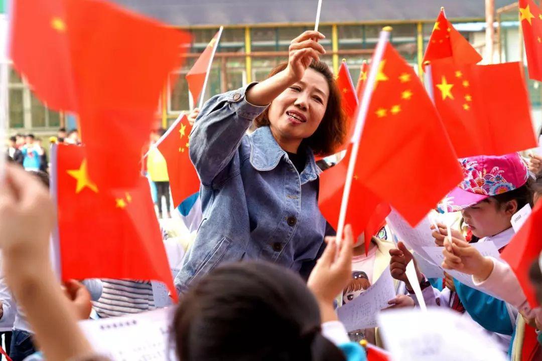 家里乱七八糟，拖把、扫把等清洁工具，要放在哪里才更好？游戏画面